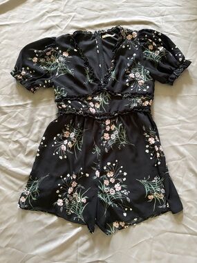 Black Floral V-Neck Romper with Puff Sleeves XL
